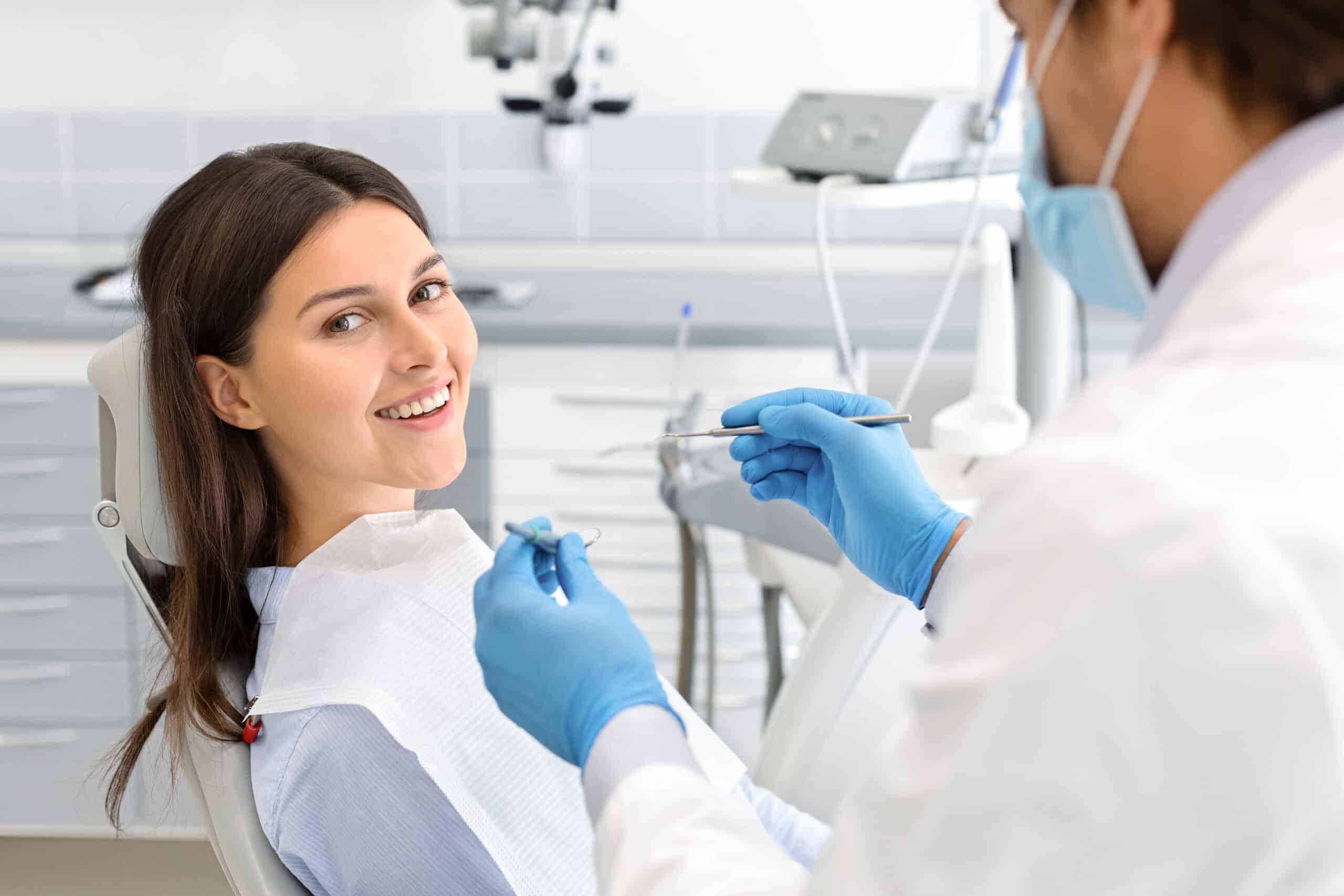 mujer esperando por su tratamiento de endodoncia